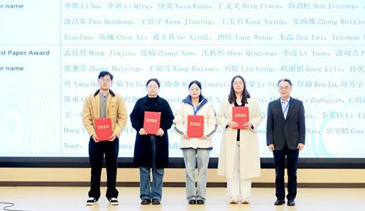 为研究生代表颁发论文证书合影2